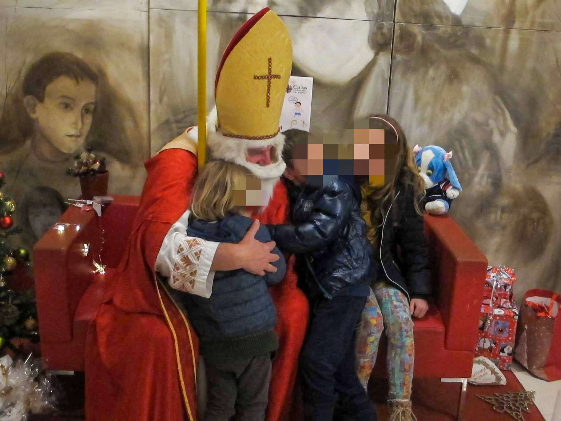 »Budi moj sveti Nikola!«: Sv. Nikola u dubrovačkom Caritasu podijelio darove djeci