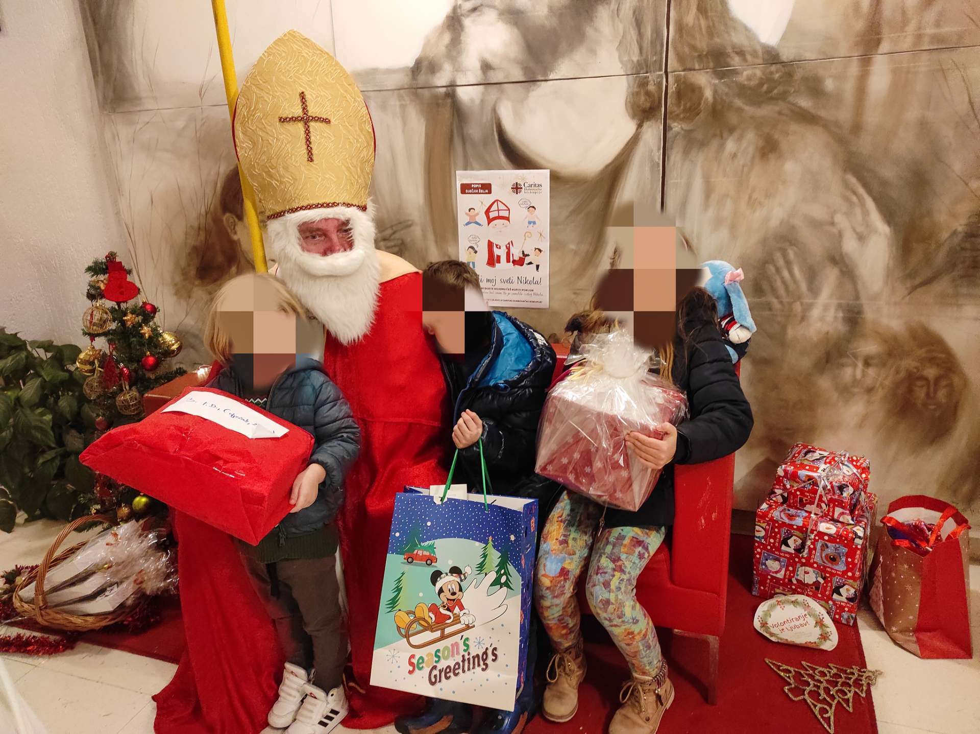 »Budi moj sveti Nikola!«: Sv. Nikola u dubrovačkom Caritasu podijelio darove djeci