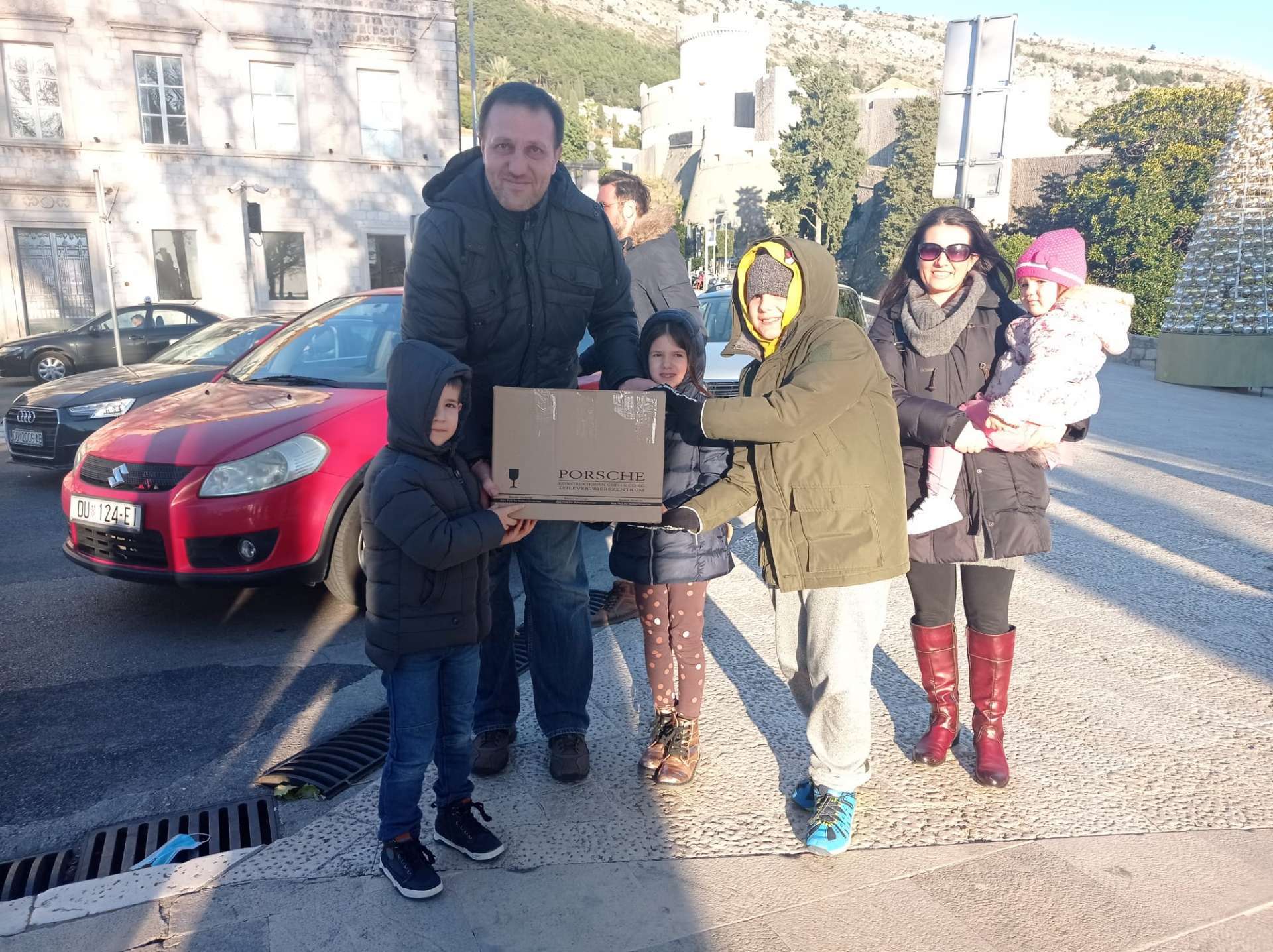 Uspješno završila 15. akcija "Podijelimo radost Božića", kamion s pomoći krenuo prema Glini