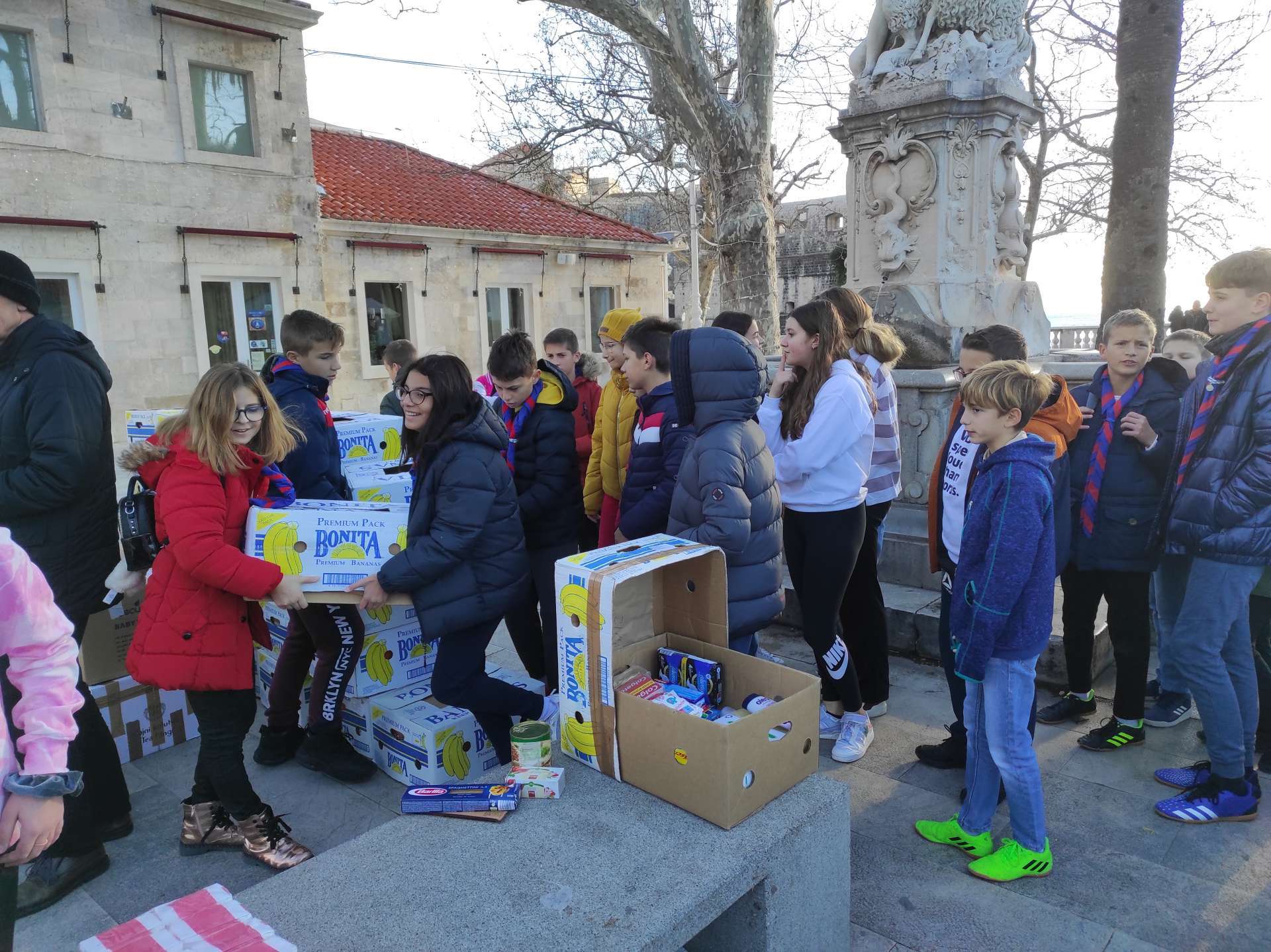 Uspješno završila 15. akcija "Podijelimo radost Božića", kamion s pomoći krenuo prema Glini