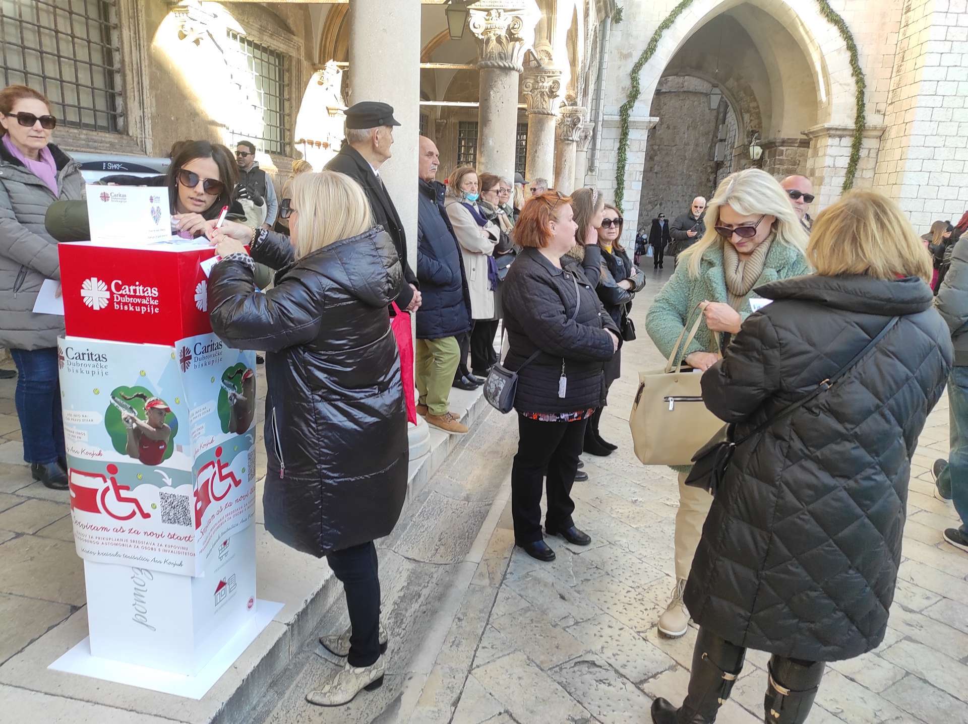 Karitativni dio Feste: Ispred Sponze prikupljeno 5251,50 kn za Caritasovu akciju ‘’Serviram as za novi start’’