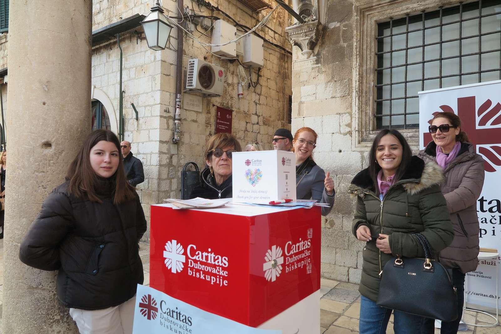 Karitativni dio Feste: Ispred Sponze prikupljeno 5251,50 kn za Caritasovu akciju ‘’Serviram as za novi start’’