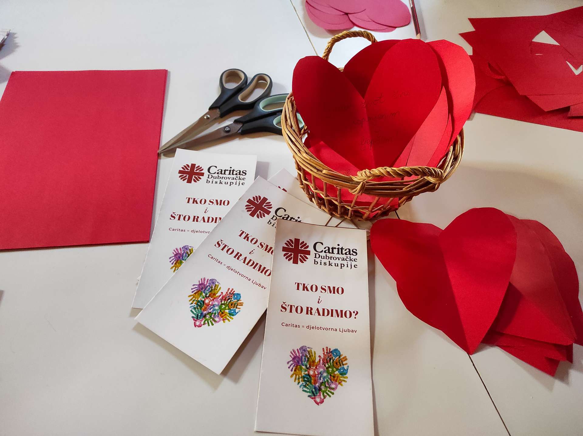 Akcija Caritasa Dubrovačke biskupije “Ljubav je…” spojila dubrovačke učenike i Caritasove korisnike