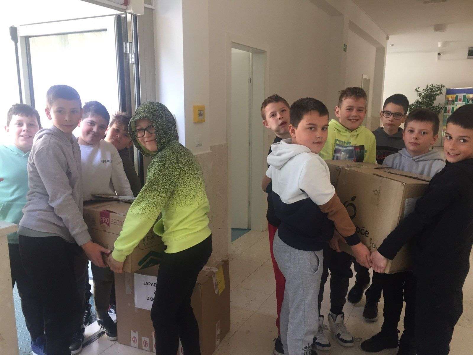Učenici Osnovne škole Lapad pokazali veliko ‘’Lapadsko srce’’ prikupljanjem pomoći za djecu izbjeglice iz Ukrajine