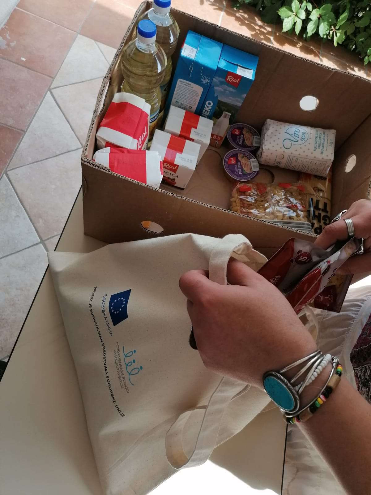 Uz projekt  ''Ruke dobrote'' izrađene Caritasove ekološke platnene vrećice i kuharica