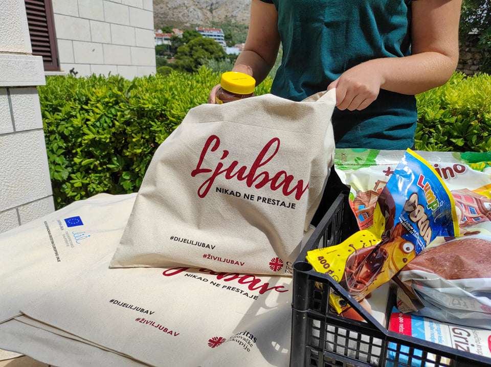 Uz projekt  ''Ruke dobrote'' izrađene Caritasove ekološke platnene vrećice i kuharica