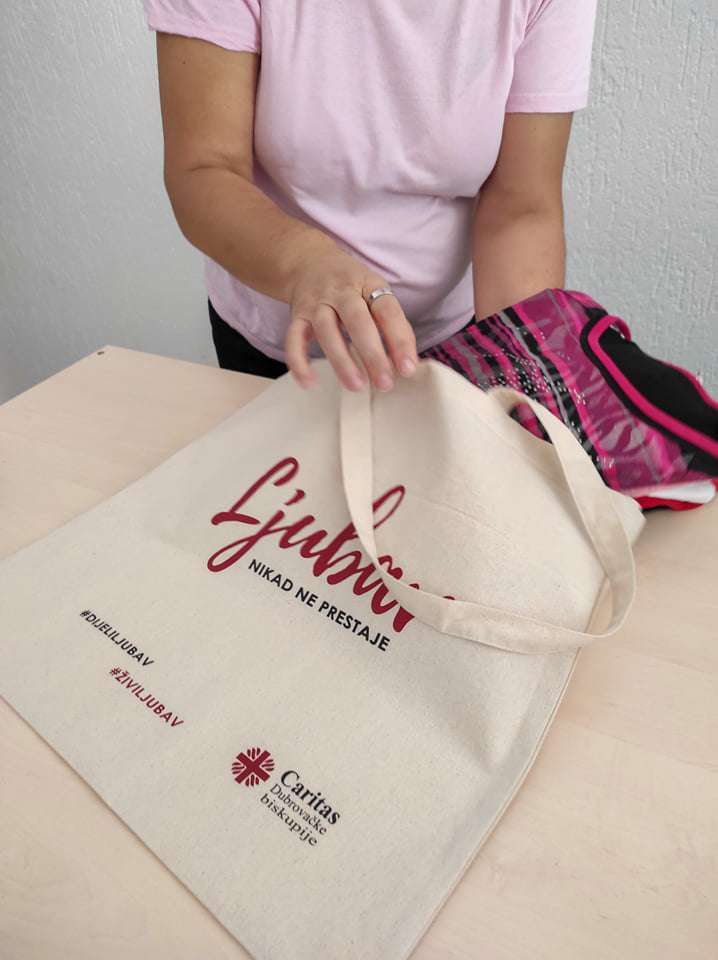 Uz projekt  ''Ruke dobrote'' izrađene Caritasove ekološke platnene vrećice i kuharica