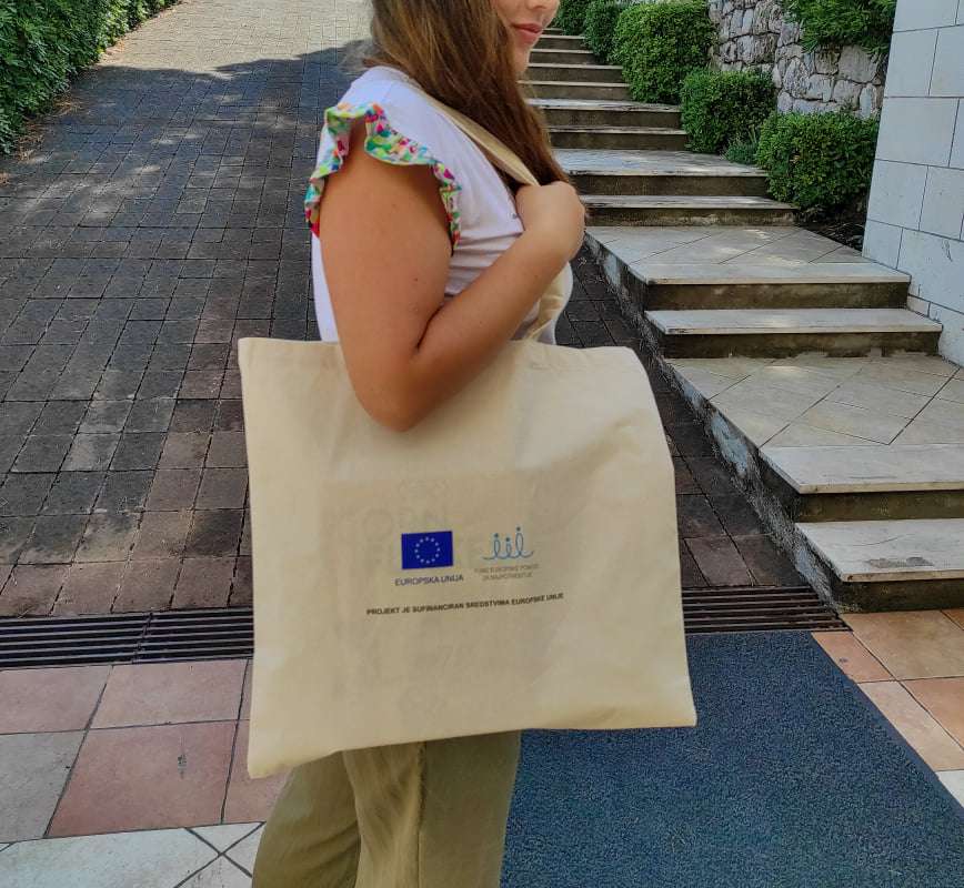 Uz projekt  ''Ruke dobrote'' izrađene Caritasove ekološke platnene vrećice i kuharica