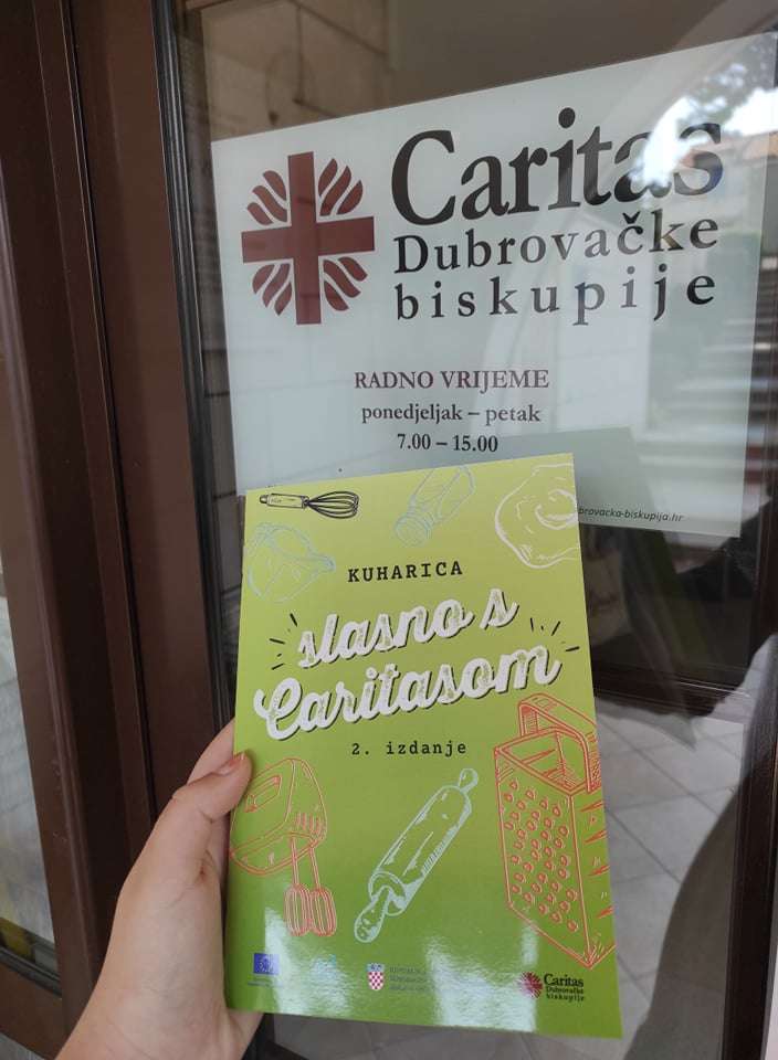 Uz projekt  ''Ruke dobrote'' izrađene Caritasove ekološke platnene vrećice i kuharica