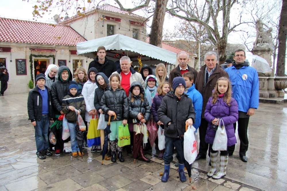 Podijelimo radost Božića 2012. -  1000 paketa pomoći žiteljima Gvozda, Vojnića, Gline i Čuntića u Sisačkoj biskupiji