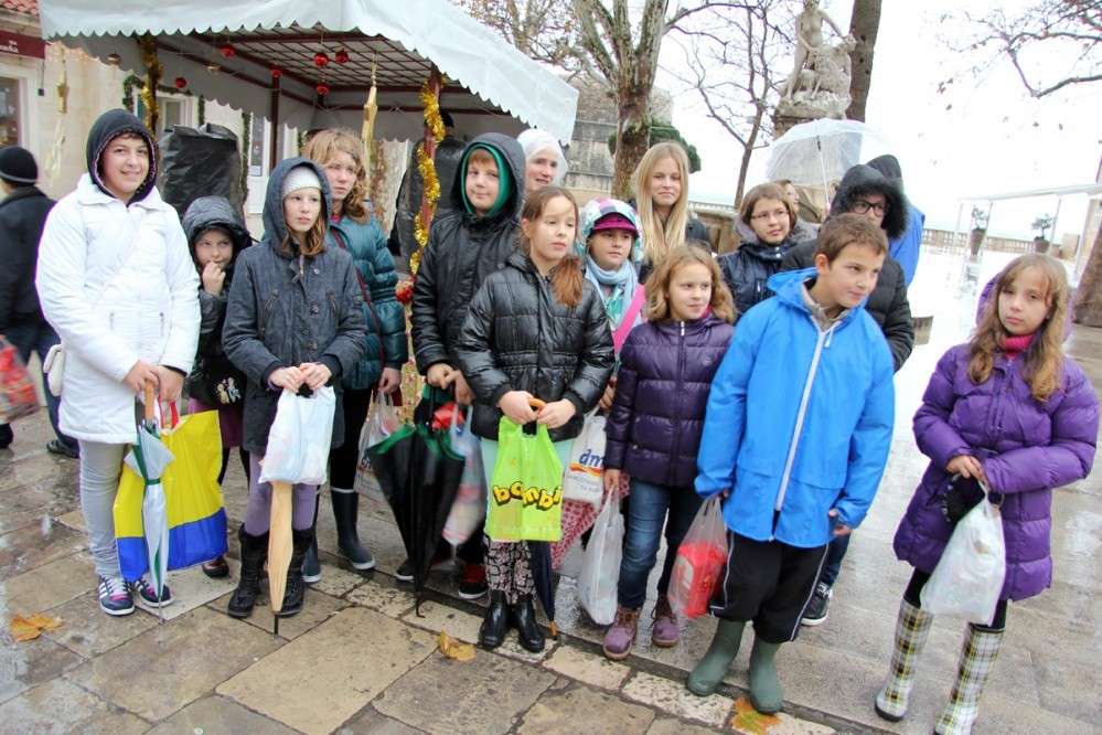 Podijelimo radost Božića 2012. -  1000 paketa pomoći žiteljima Gvozda, Vojnića, Gline i Čuntića u Sisačkoj biskupiji