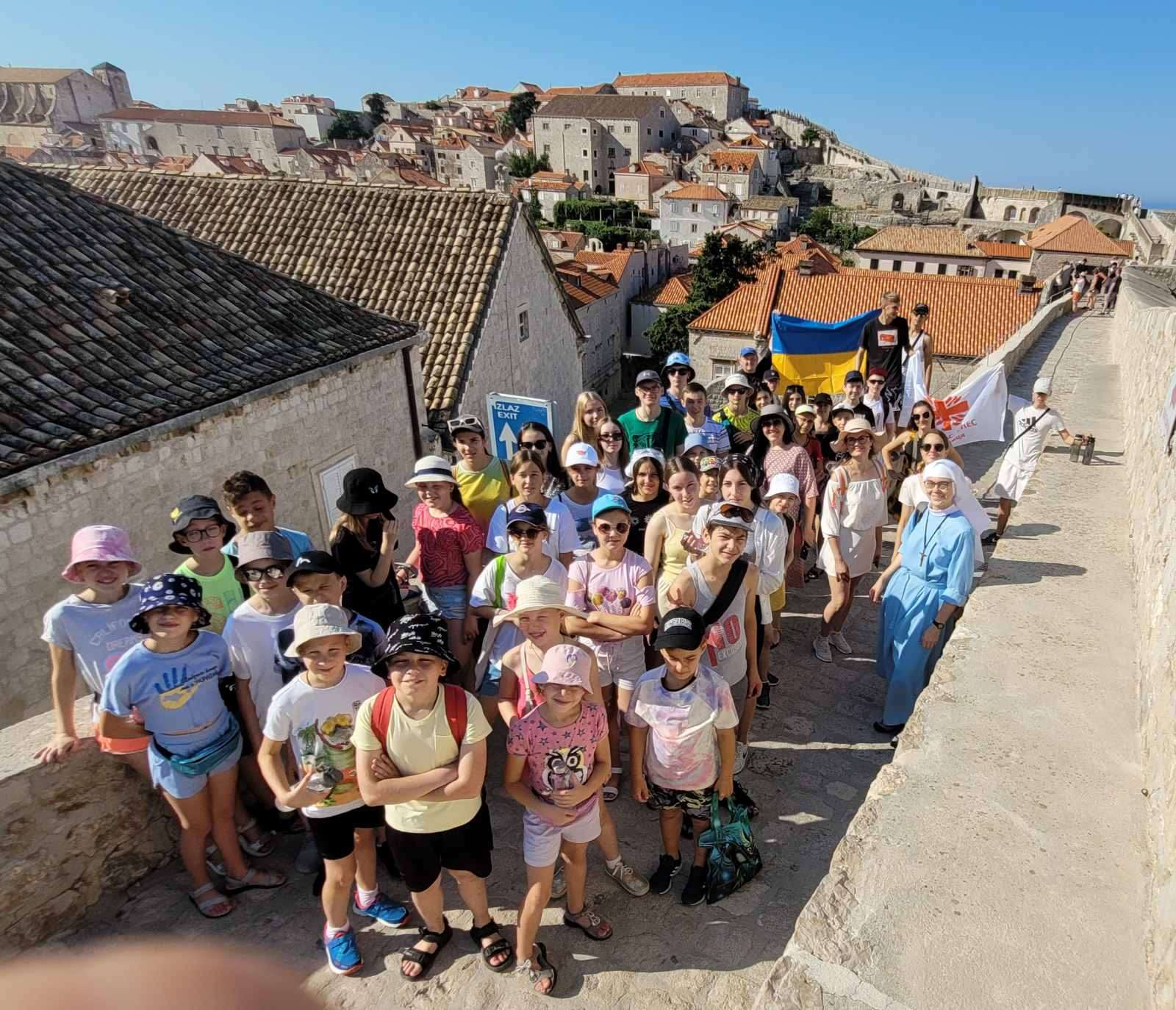 U ZAGRLJAJU LIBERTASA Prva skupina djece iz Ukrajine boravila u Dubrovniku u organizaciji Caritasa: ‘’Hvala vam svima!”