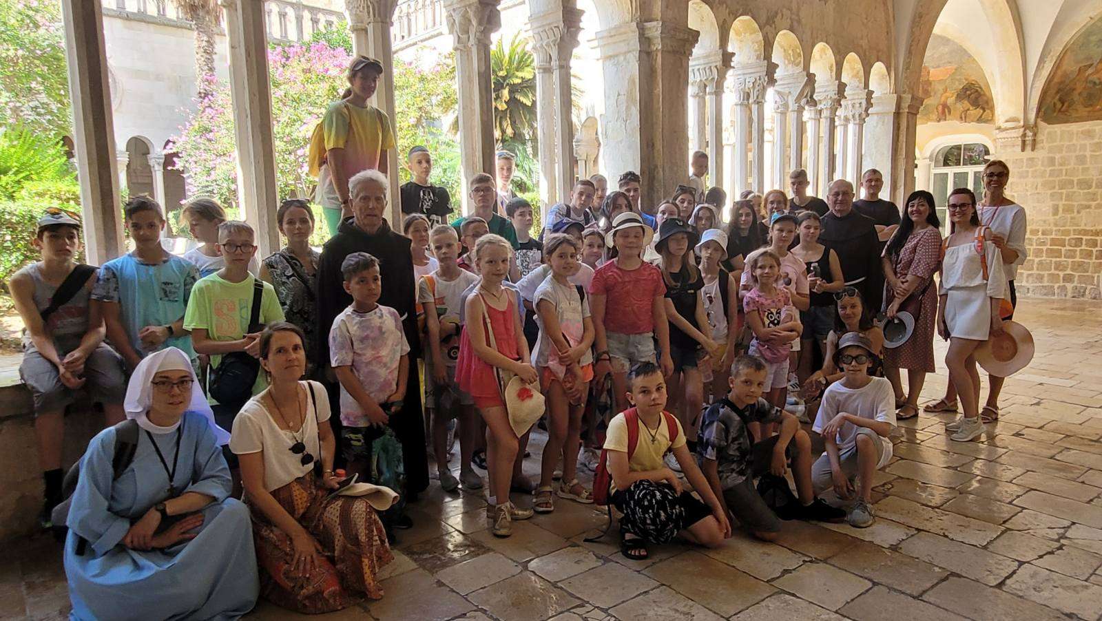 U ZAGRLJAJU LIBERTASA Prva skupina djece iz Ukrajine boravila u Dubrovniku u organizaciji Caritasa: ‘’Hvala vam svima!”
