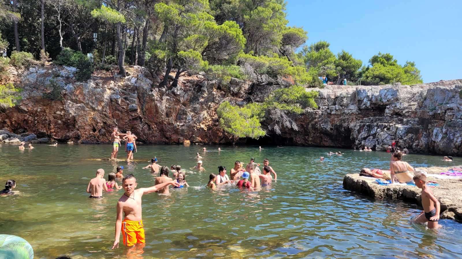 U ZAGRLJAJU LIBERTASA Prva skupina djece iz Ukrajine boravila u Dubrovniku u organizaciji Caritasa: ‘’Hvala vam svima!”