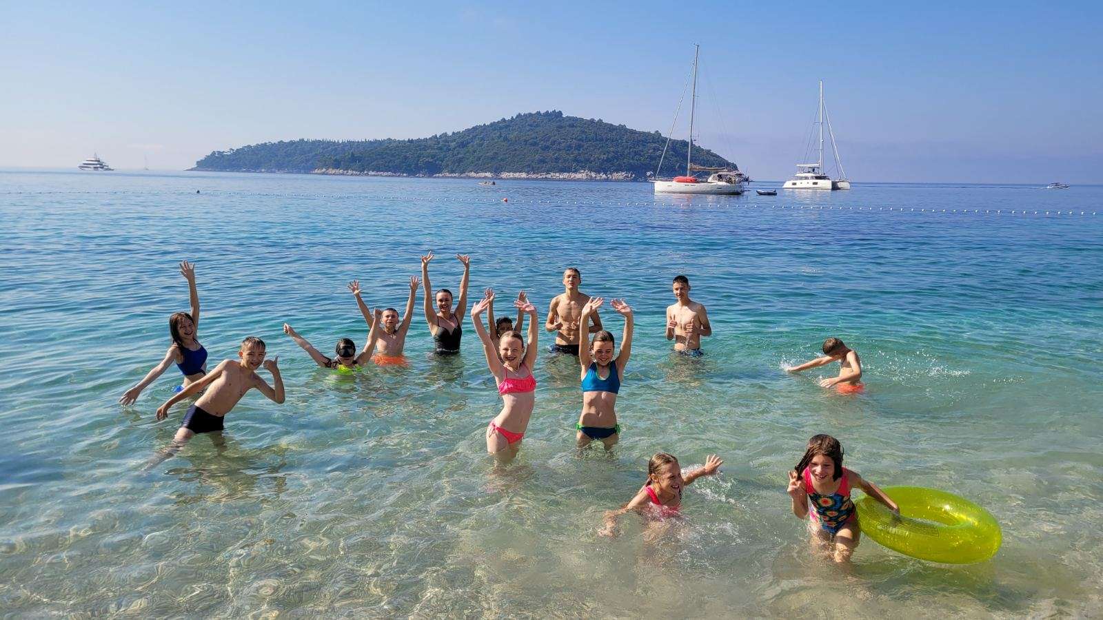 U ZAGRLJAJU LIBERTASA Prva skupina djece iz Ukrajine boravila u Dubrovniku u organizaciji Caritasa: ‘’Hvala vam svima!”