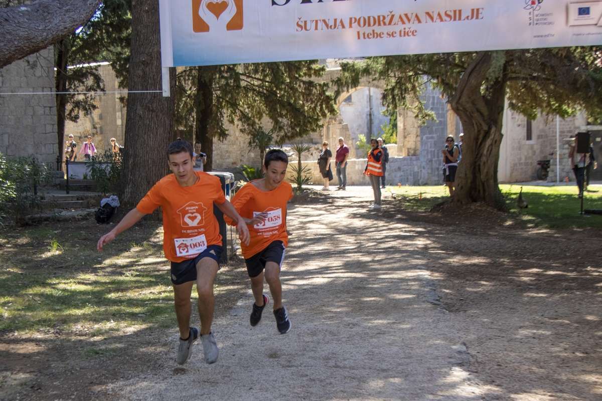 JOSIPOV DOM Srednjoškolci na Lokrumu trčali protiv nasilja nad ženama