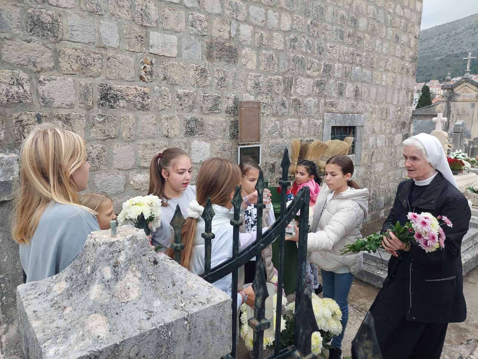 Akcija ''Sjetimo se'' -  redovnice i djeca okitili grobove na koje najbliži ne mogu doći