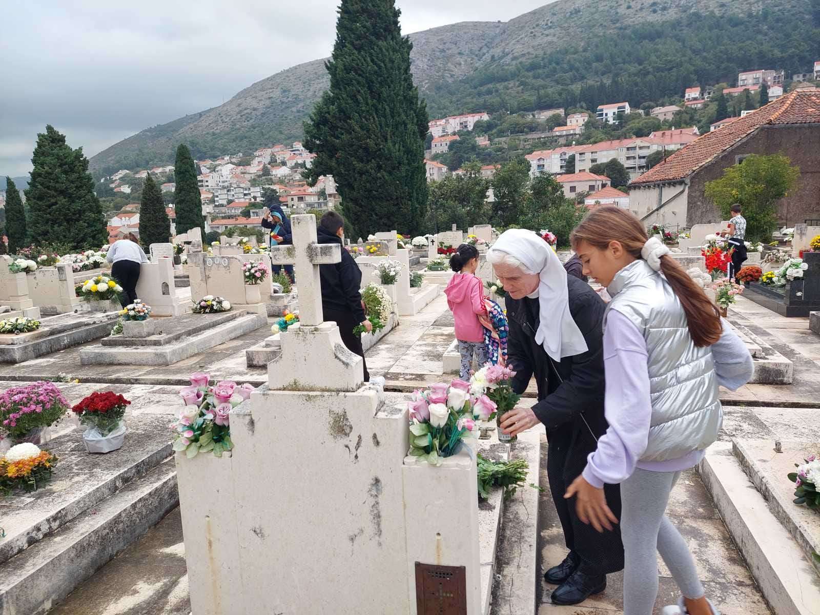 Akcija ''Sjetimo se'' -  redovnice i djeca okitili grobove na koje najbliži ne mogu doći