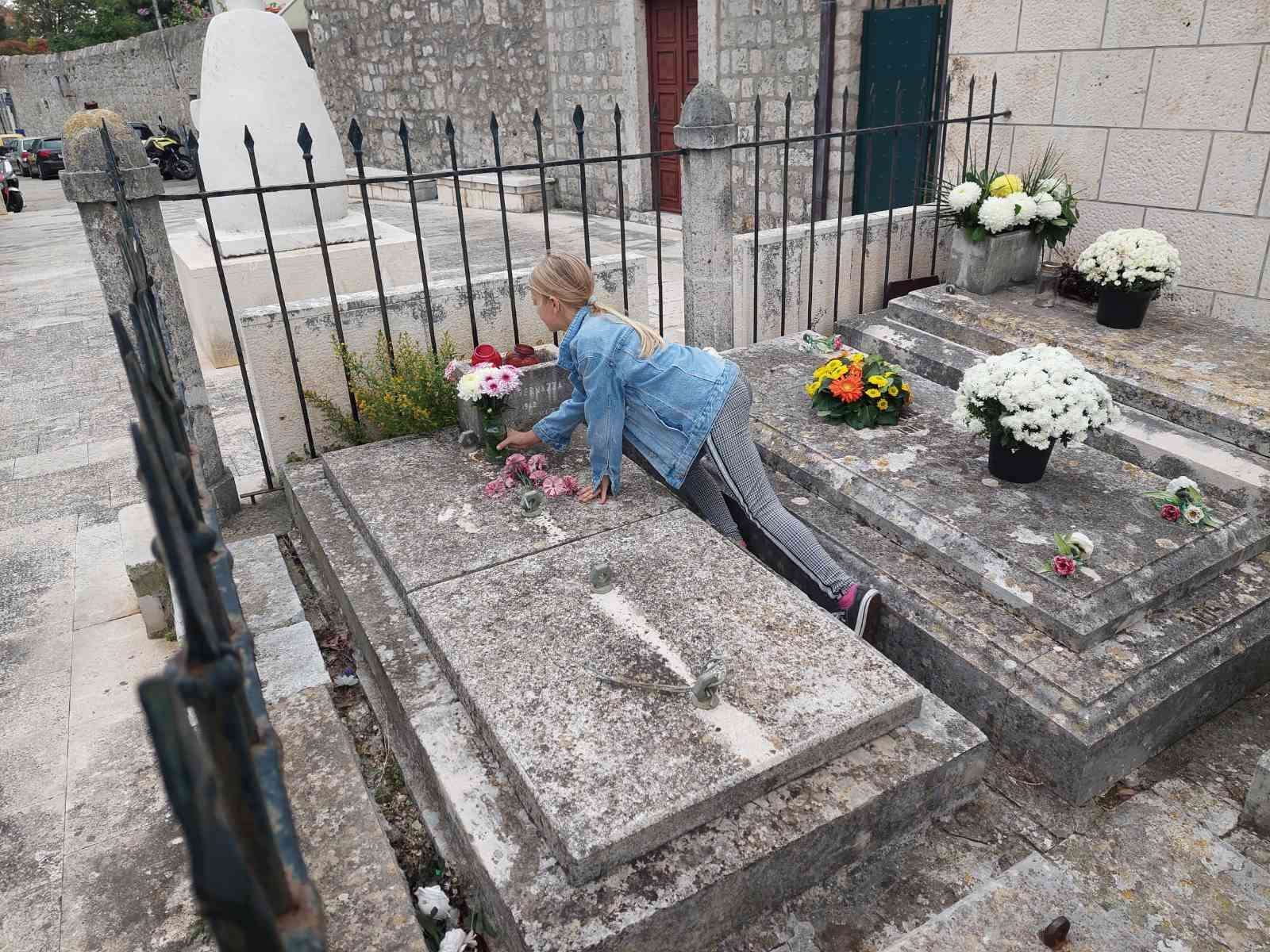 Akcija ''Sjetimo se'' -  redovnice i djeca okitili grobove na koje najbliži ne mogu doći