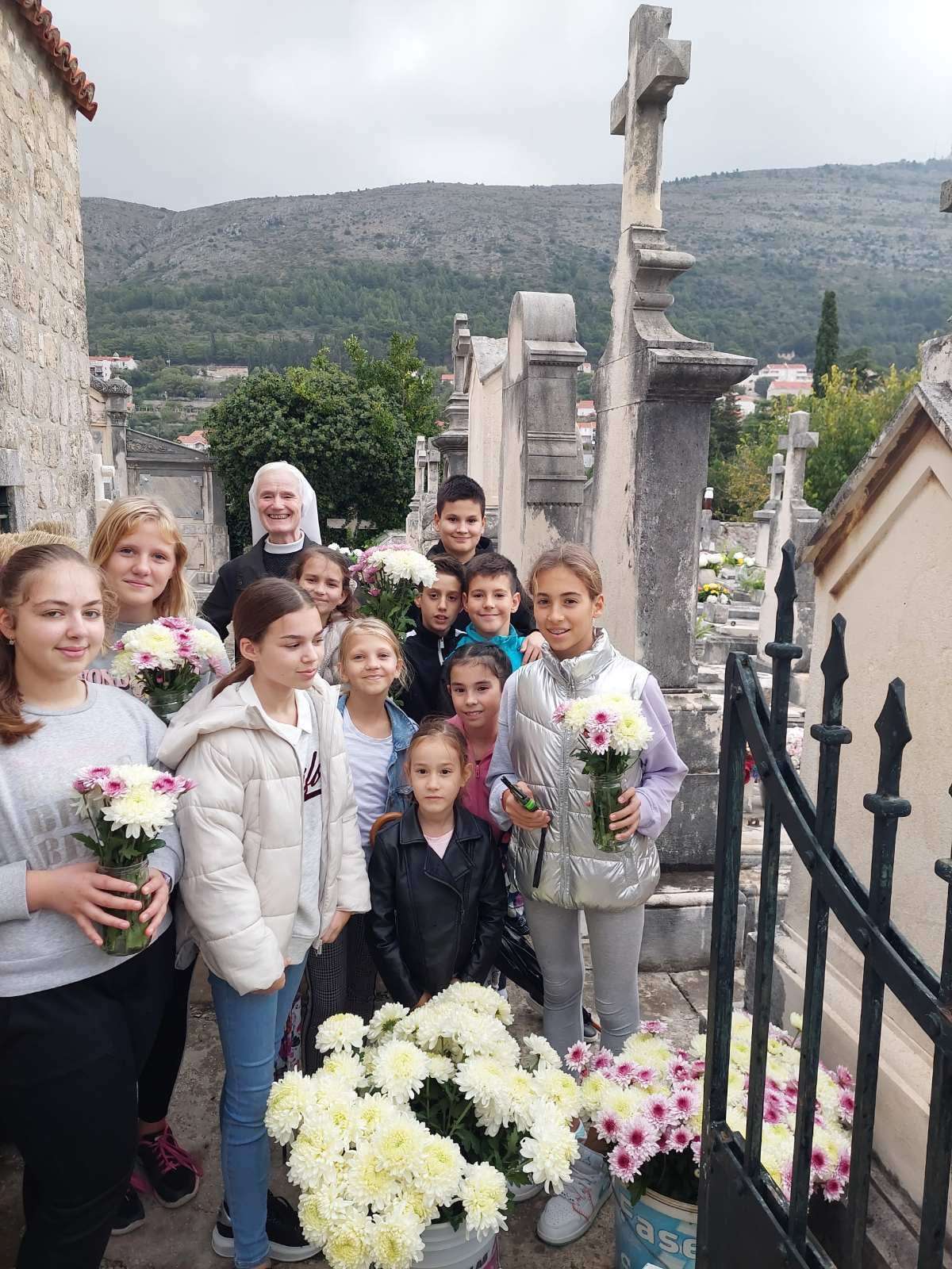 Akcija ''Sjetimo se'' -  redovnice i djeca okitili grobove na koje najbliži ne mogu doći