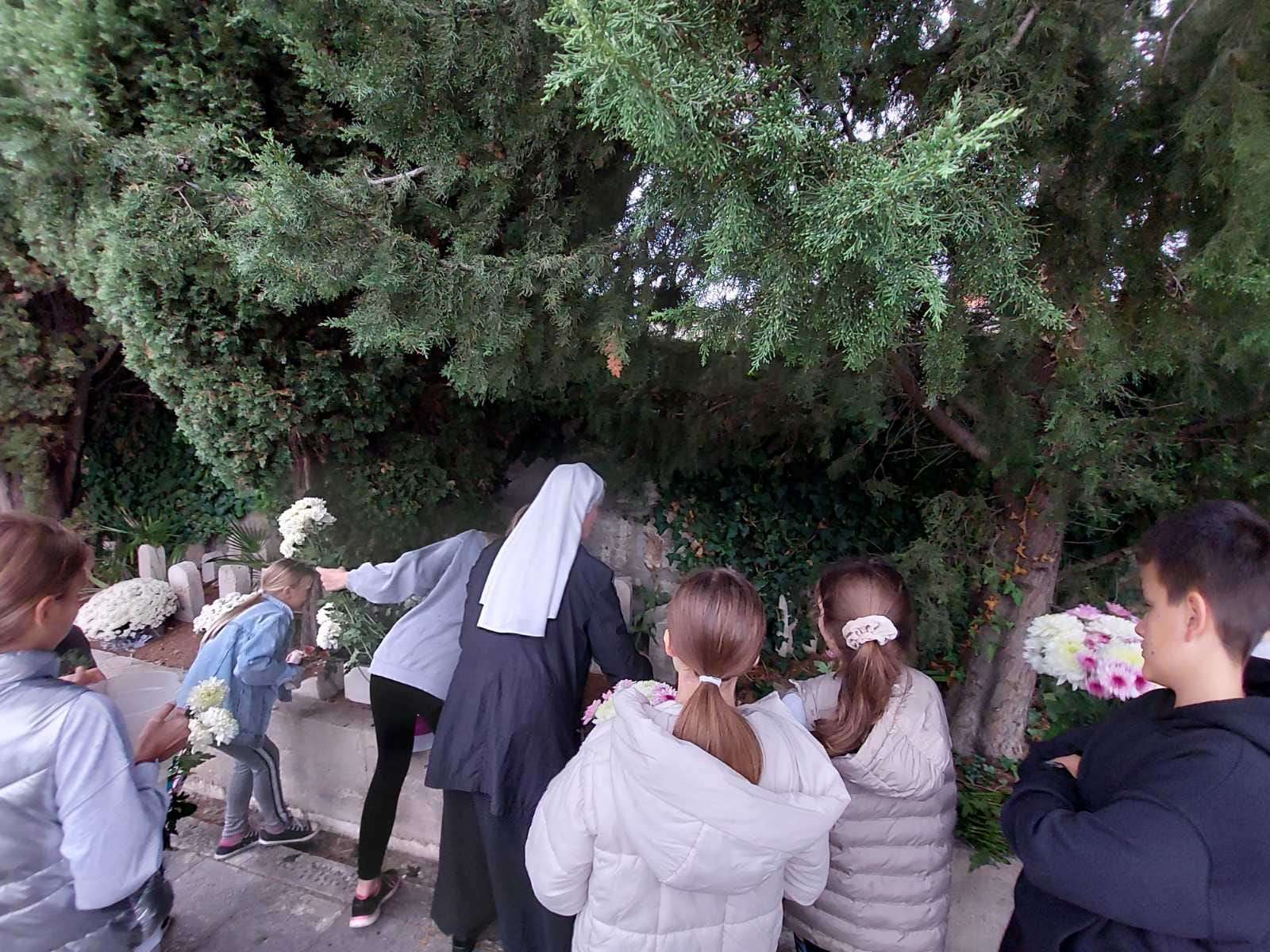 Akcija ''Sjetimo se'' -  redovnice i djeca okitili grobove na koje najbliži ne mogu doći