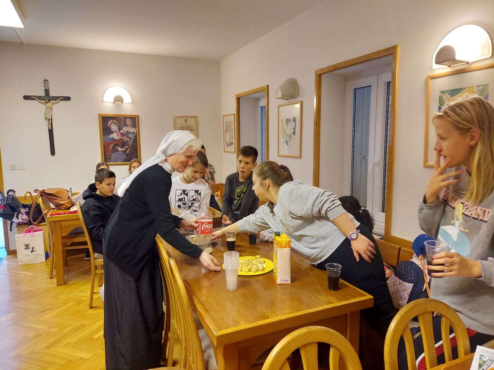 Akcija ''Sjetimo se'' -  redovnice i djeca okitili grobove na koje najbliži ne mogu doći