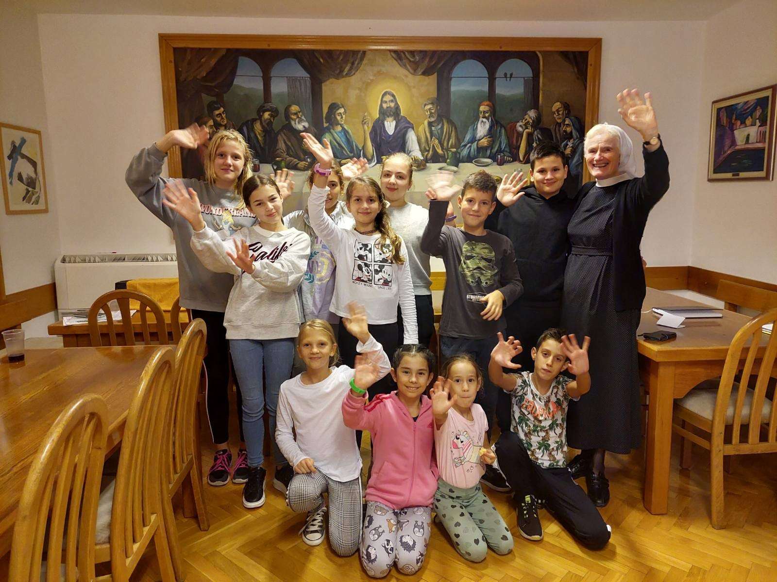 Akcija ''Sjetimo se'' -  redovnice i djeca okitili grobove na koje najbliži ne mogu doći