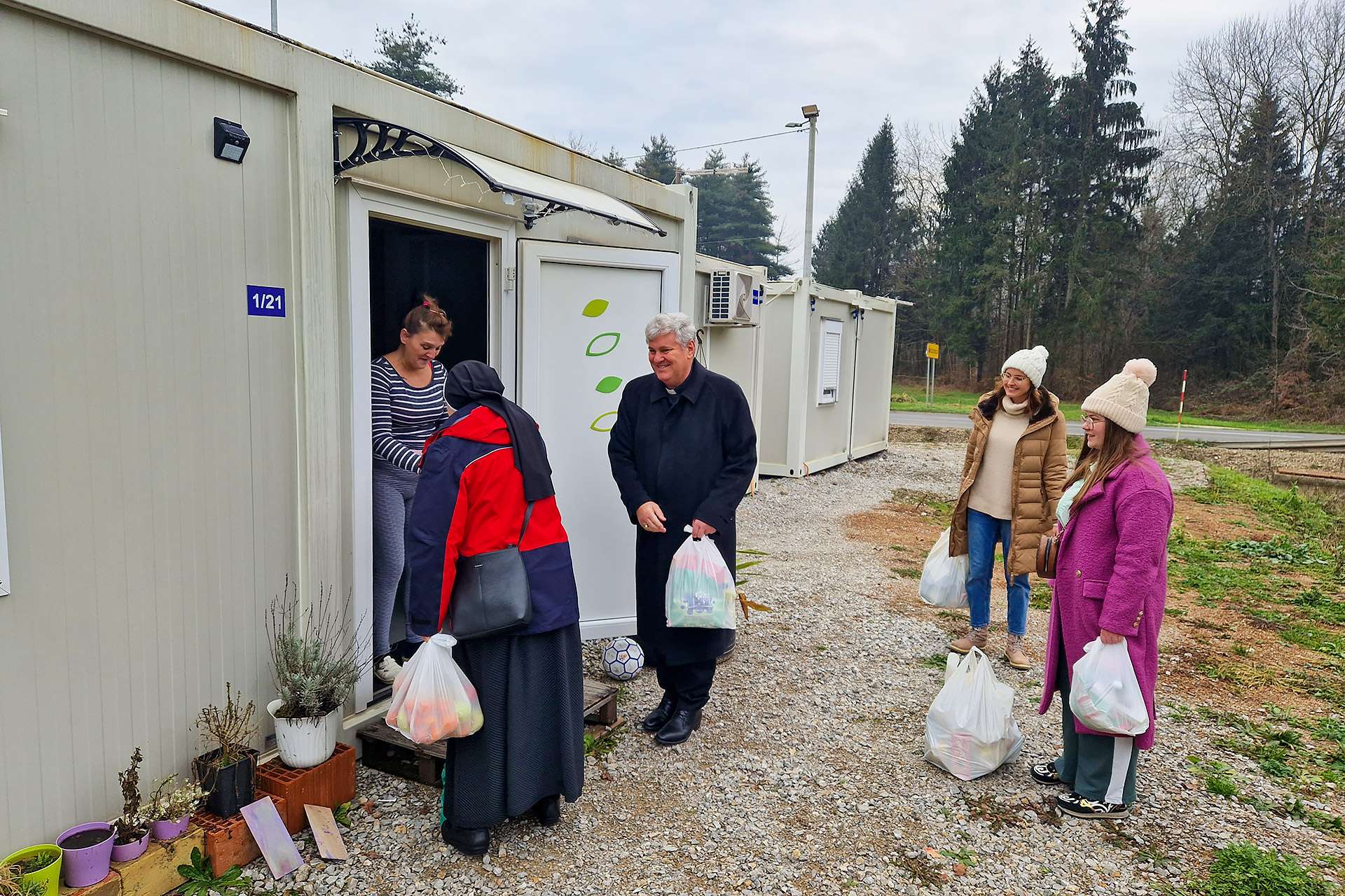 Pomoć iz akcije “Podijelimo radost Božića” stigla u Petrinju, dijeli se stanovnicima kontejnerskog naselja