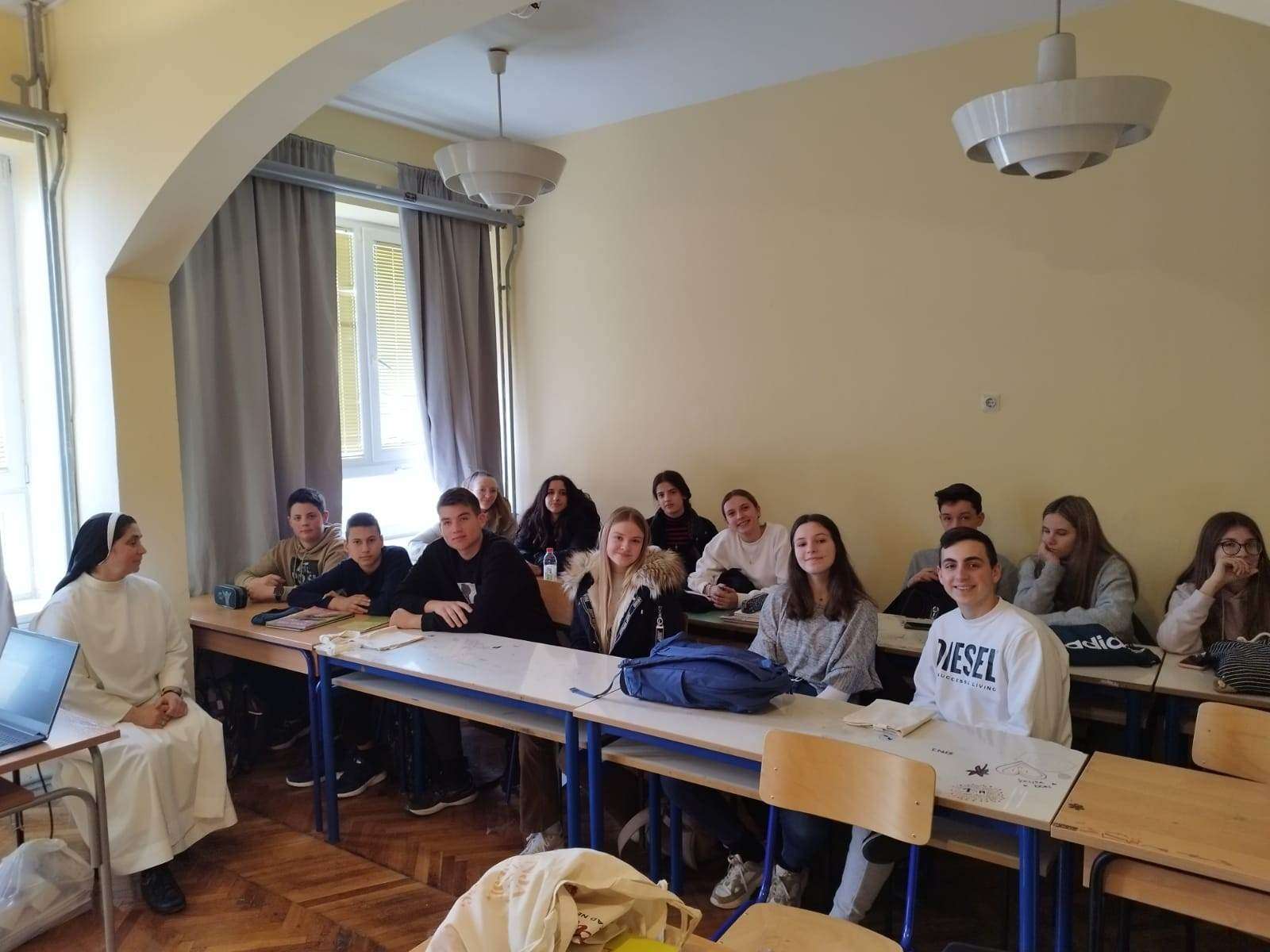 Korčula: radosni susreti s učenicima u školama i sastanci sa župnim Caritasima