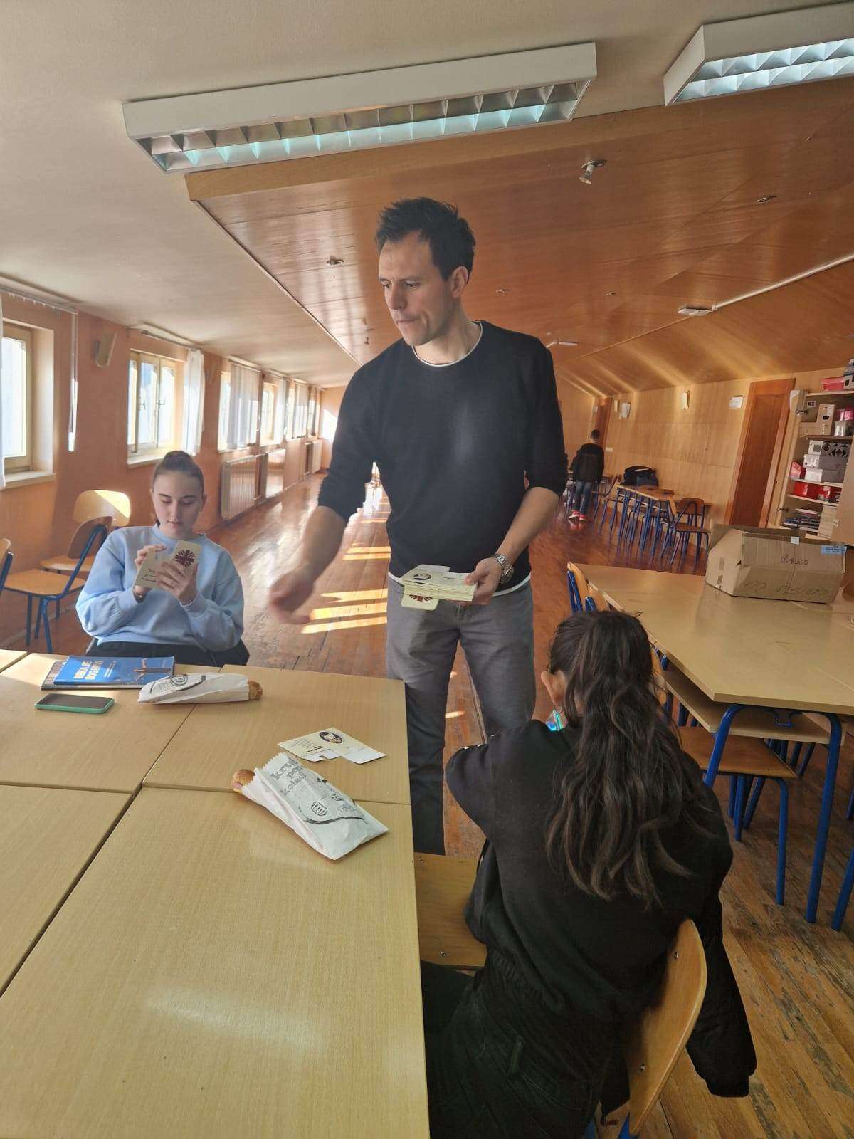 Korčula: radosni susreti s učenicima u školama i sastanci sa župnim Caritasima