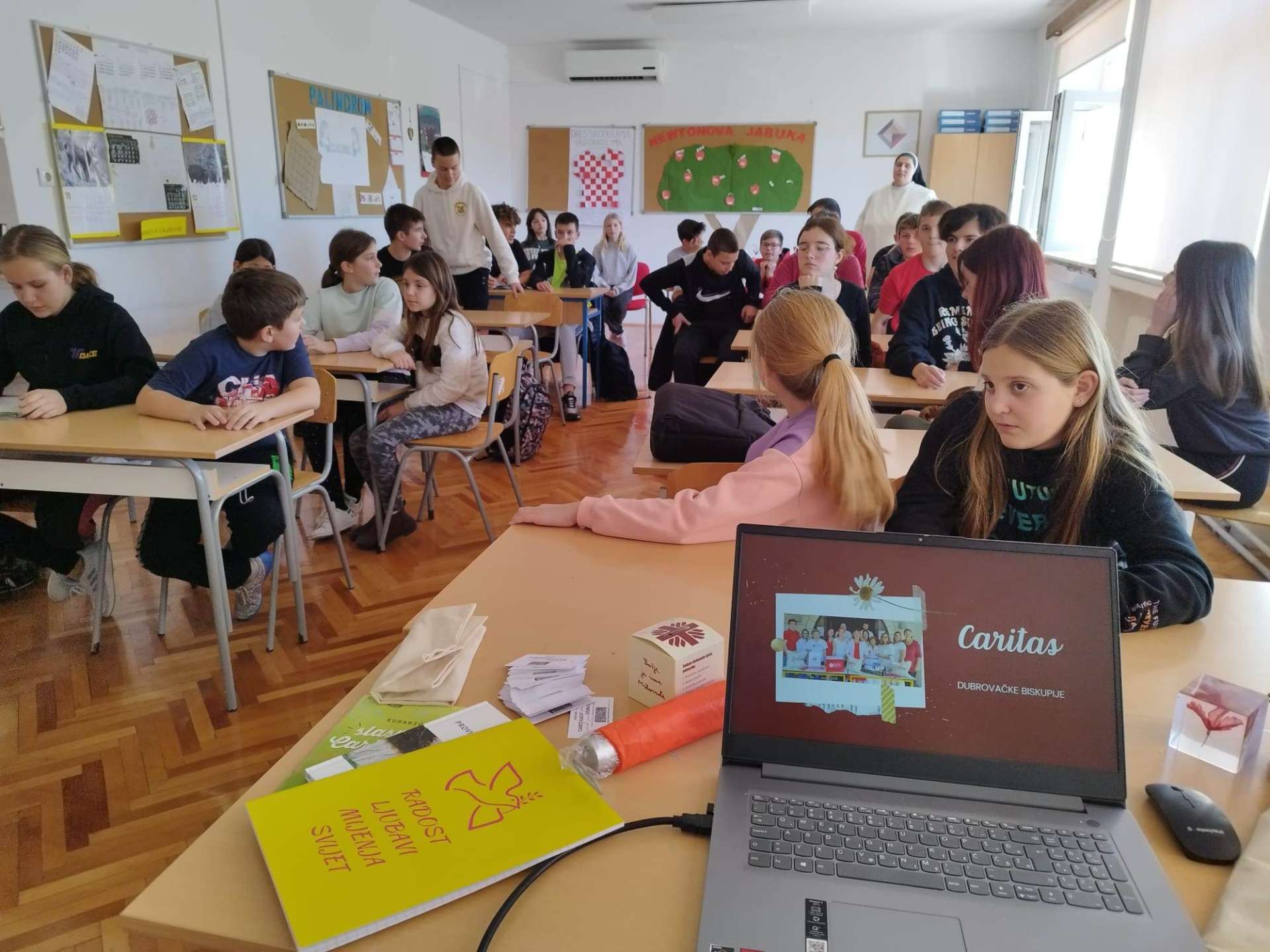Korčula: radosni susreti s učenicima u školama i sastanci sa župnim Caritasima