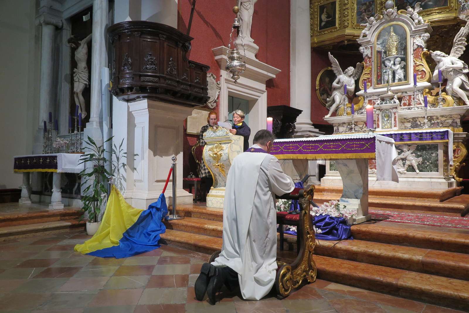 Dubrovčani i Ukrajinci u svetog Vlaha ujedinjeni u molitvi križnog puta za mir u Ukrajini
