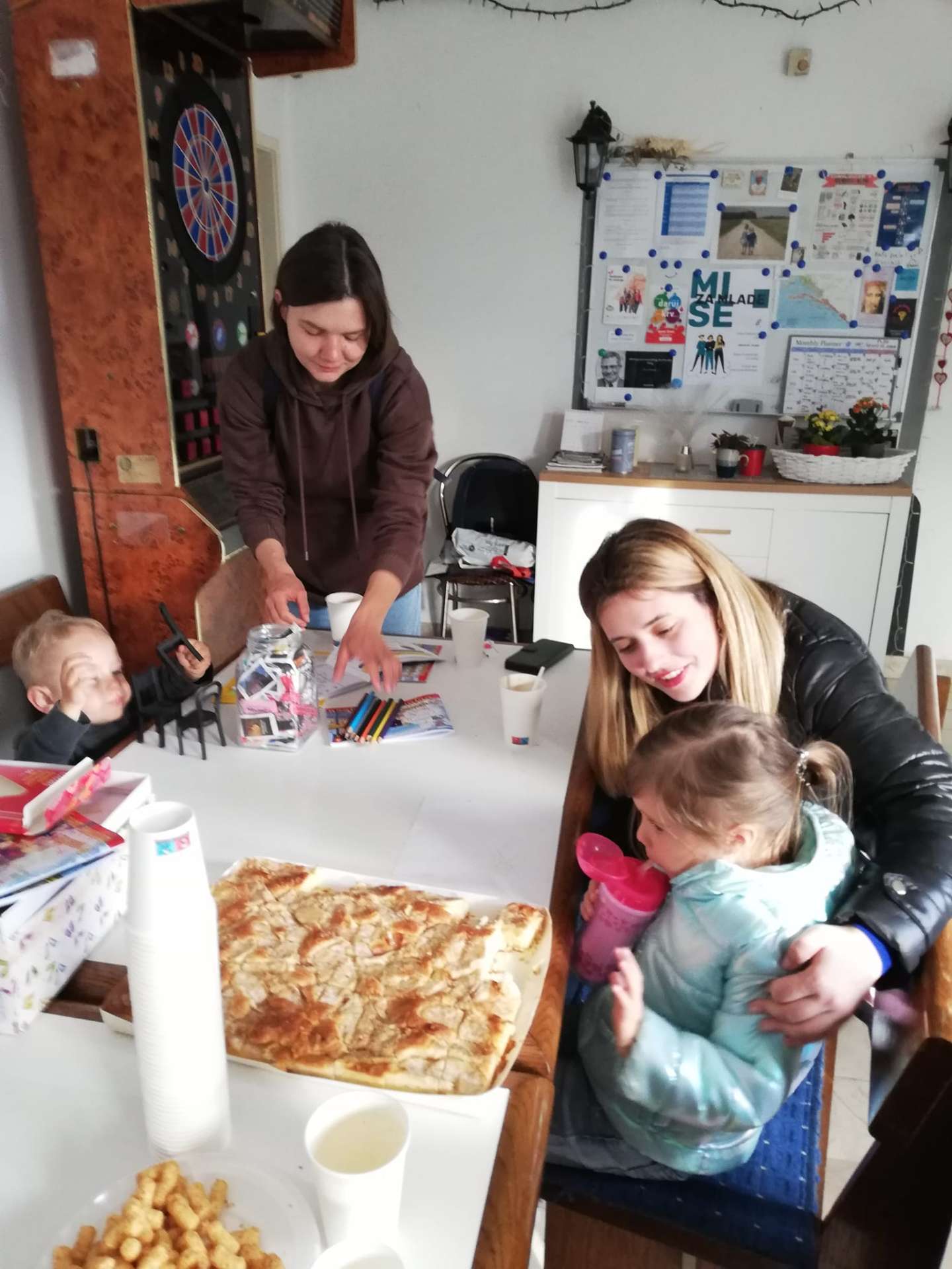Caritas organizirao još jedno druženje Ukrajinaca uz psihosocijalnu i kreativnu radionicu za djecu i odrasle