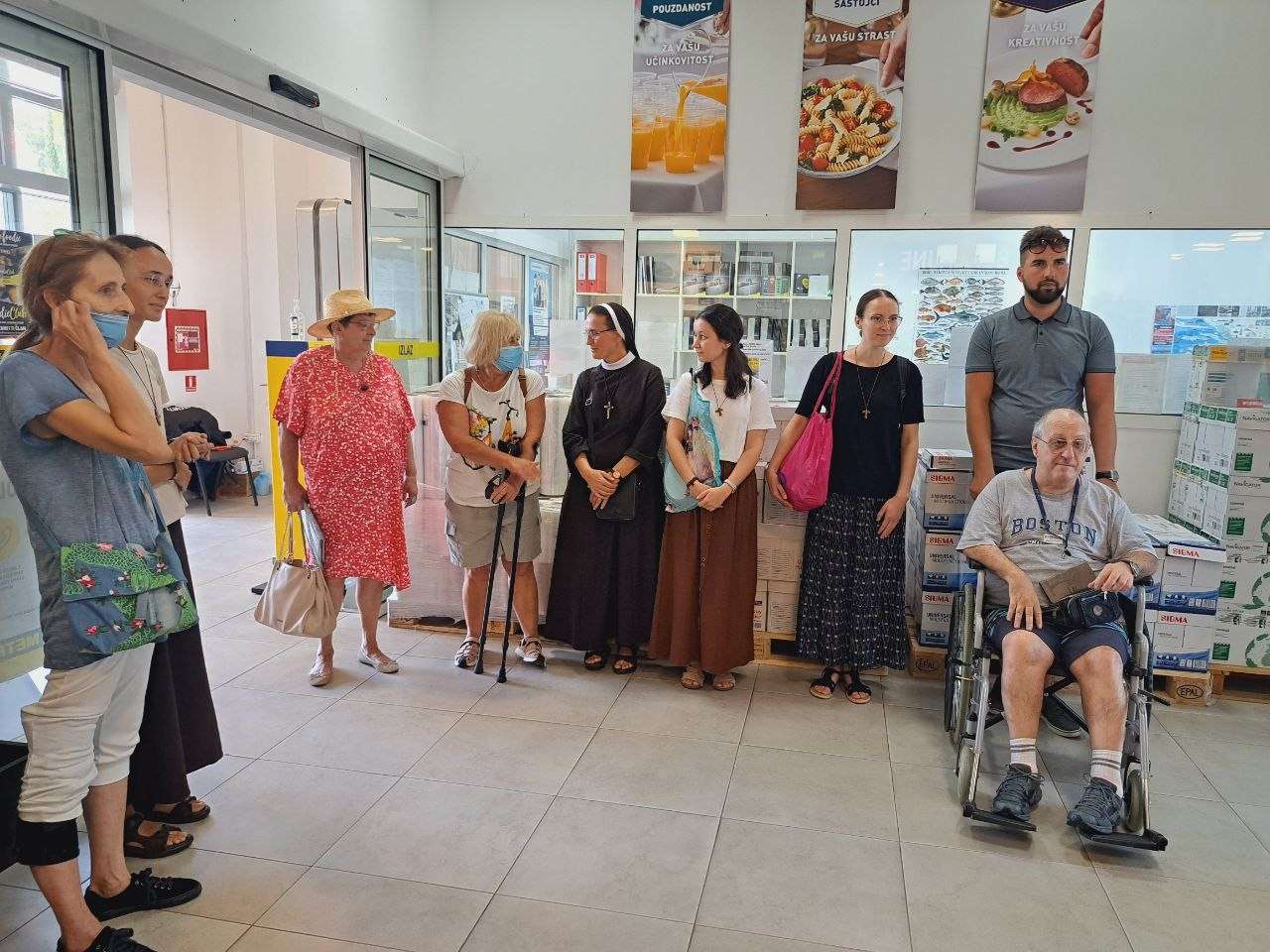 Tjedan Caritasa počeo odlaskom u kupovinu te kavu i kolač s osobama s invaliditetom