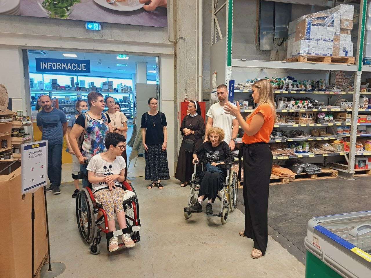 Tjedan Caritasa počeo odlaskom u kupovinu te kavu i kolač s osobama s invaliditetom