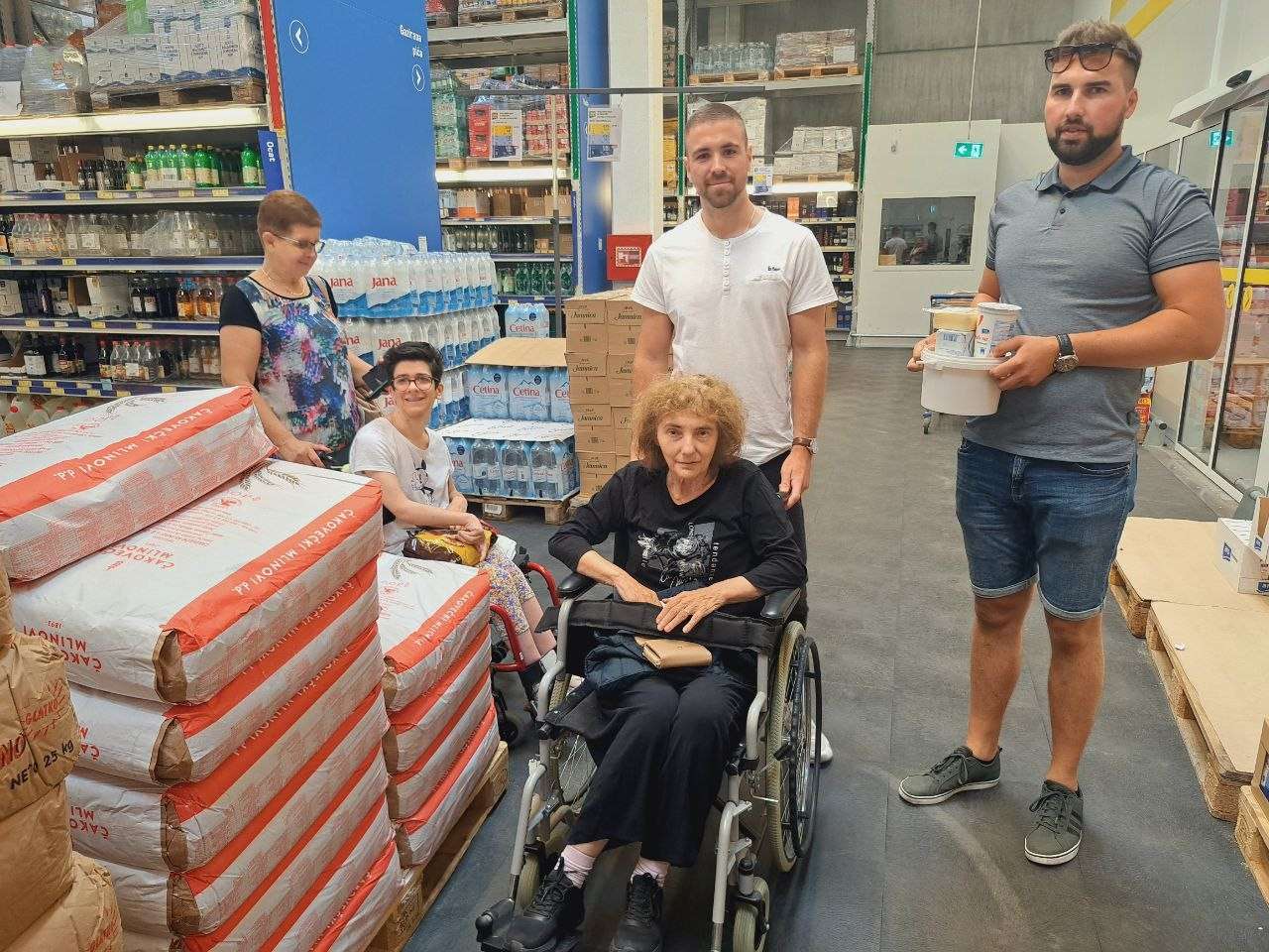 Tjedan Caritasa počeo odlaskom u kupovinu te kavu i kolač s osobama s invaliditetom