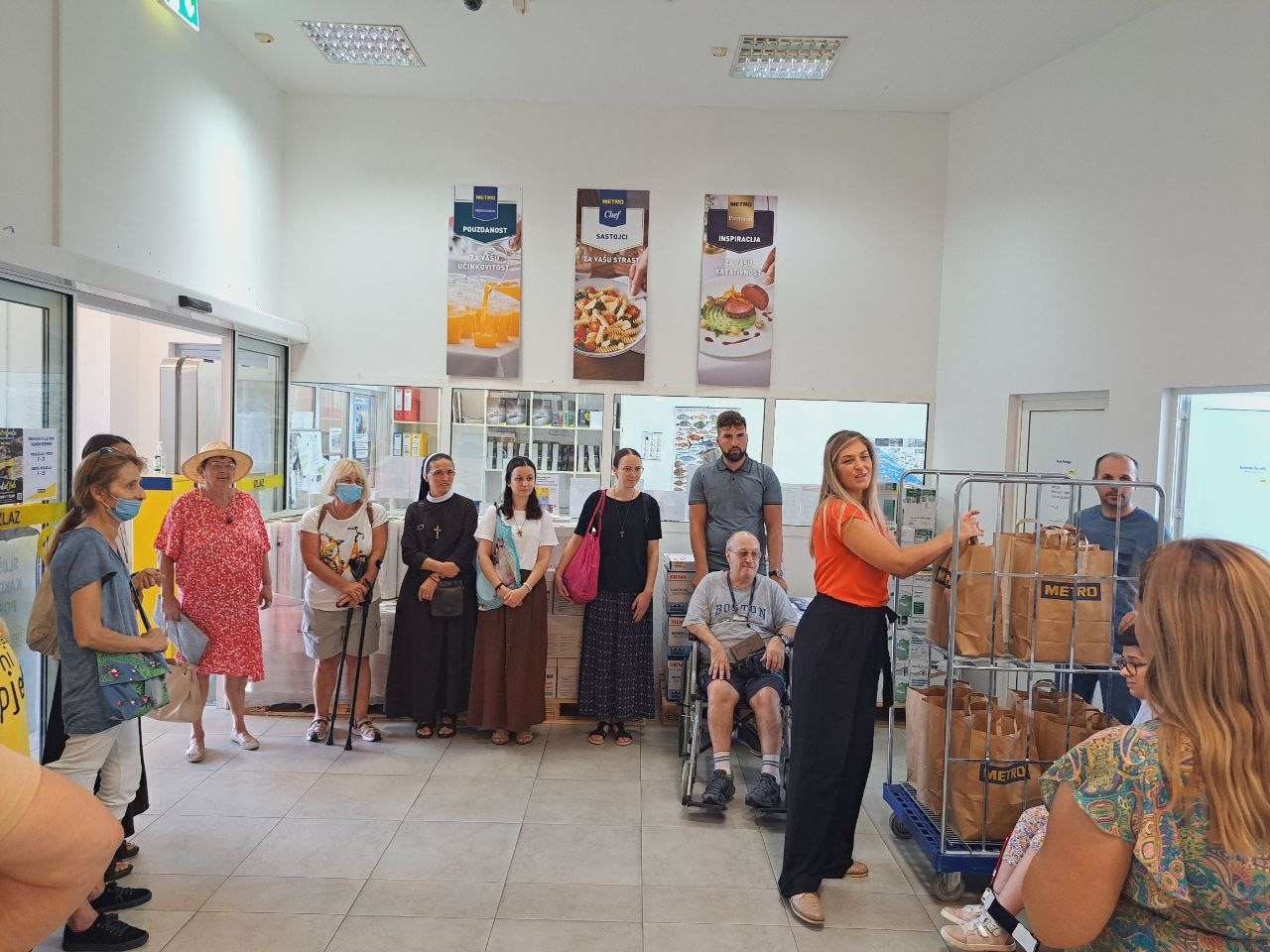 Tjedan Caritasa počeo odlaskom u kupovinu te kavu i kolač s osobama s invaliditetom