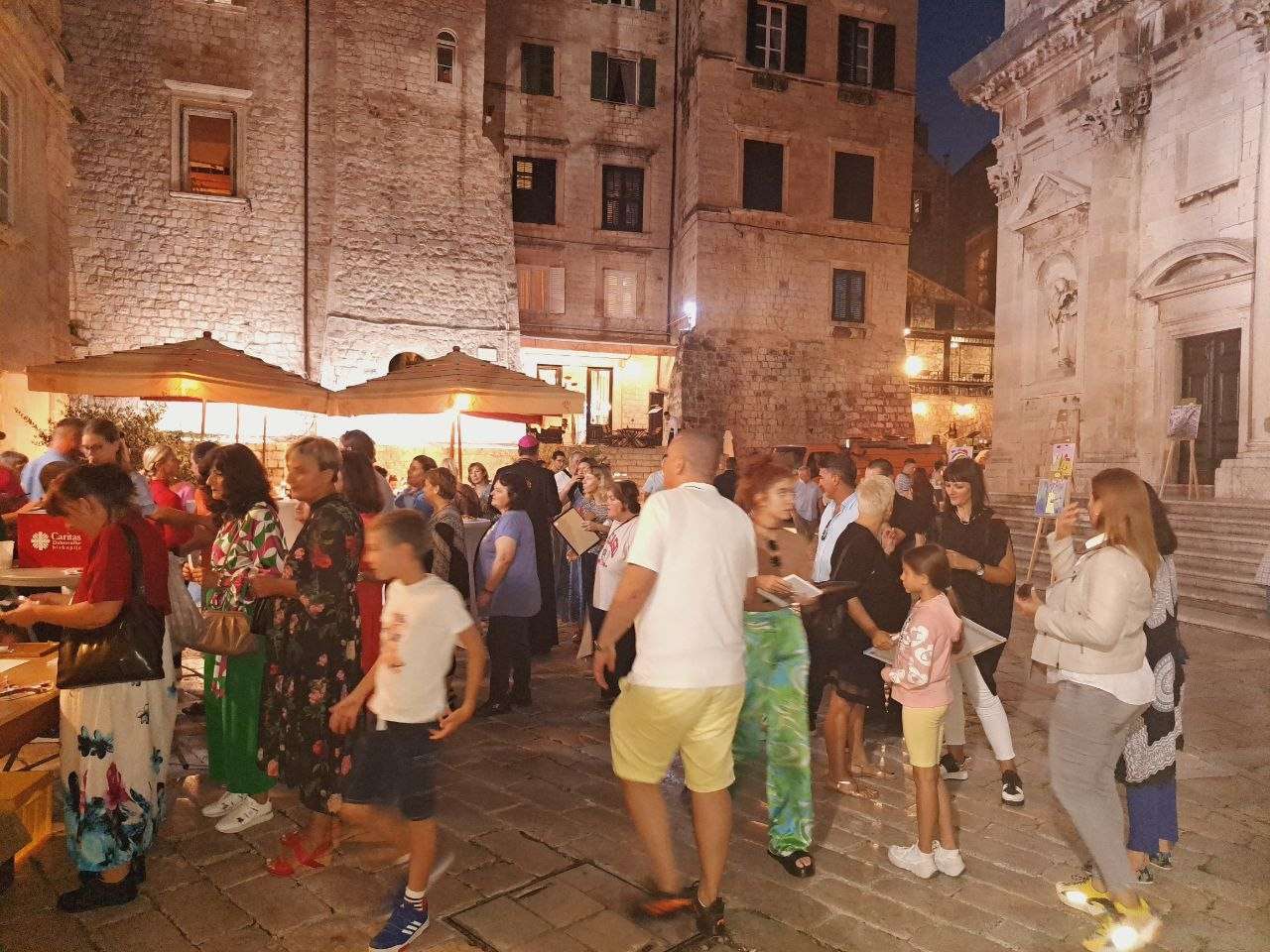 Završetak Tjedna Caritasa: Sveta misa, humanitarna izložba, lutrija i druženje