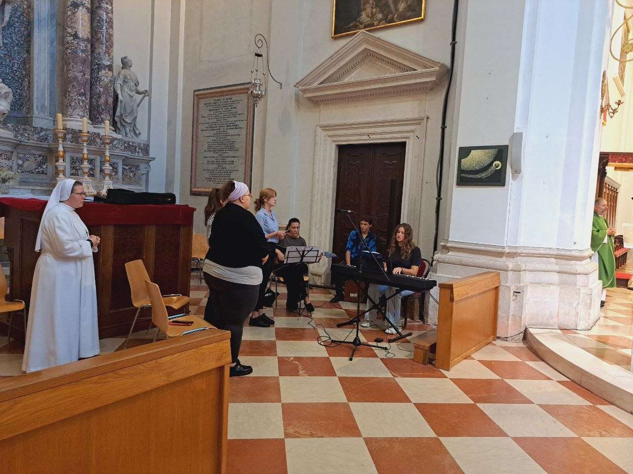 Završetak Tjedna Caritasa: Sveta misa, humanitarna izložba, lutrija i druženje