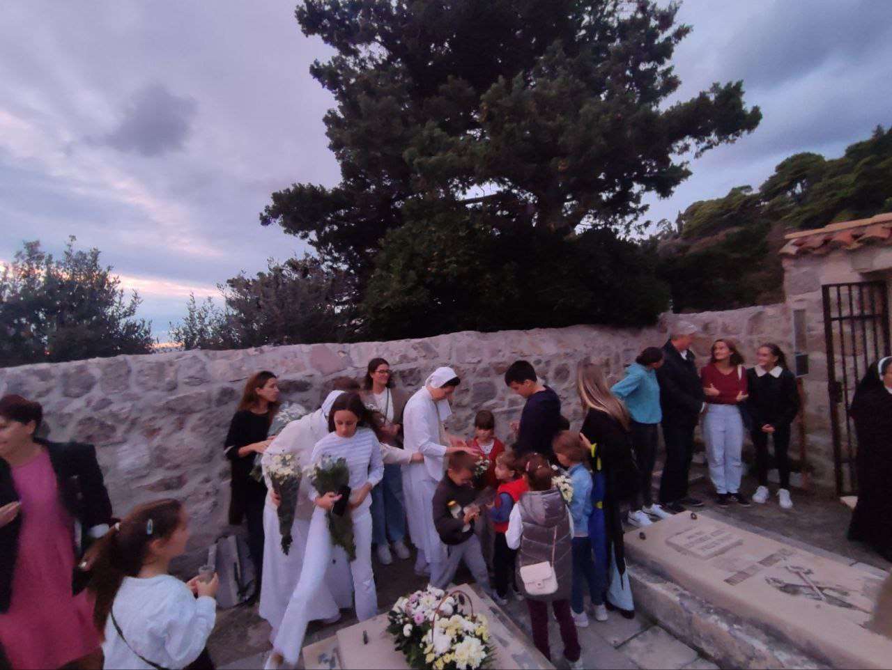 Akcija “Sjetimo se” na Dančama: Djeca i redovnice okitili grobove i pomolili se za pokojne