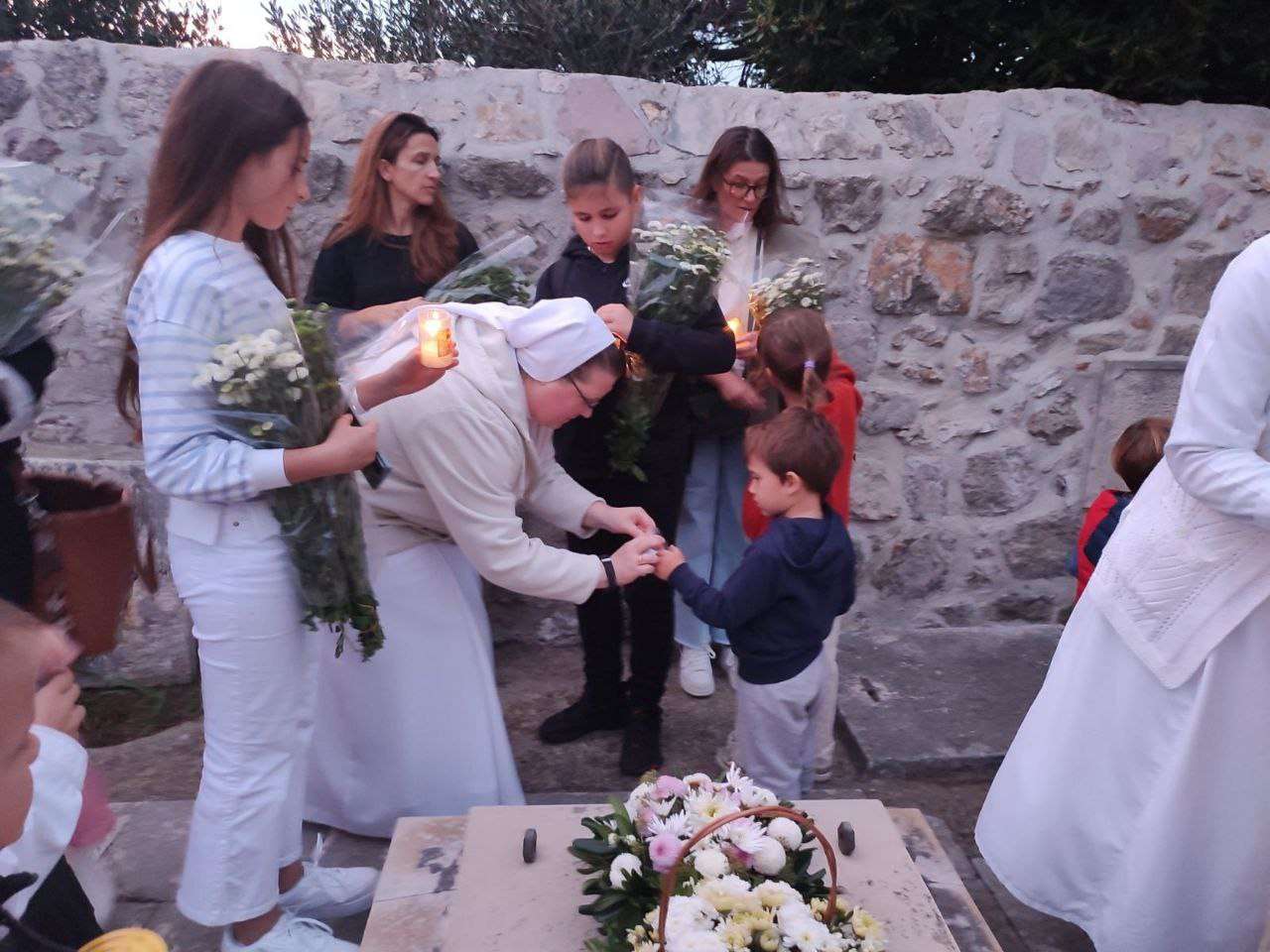 Akcija “Sjetimo se” na Dančama: Djeca i redovnice okitili grobove i pomolili se za pokojne