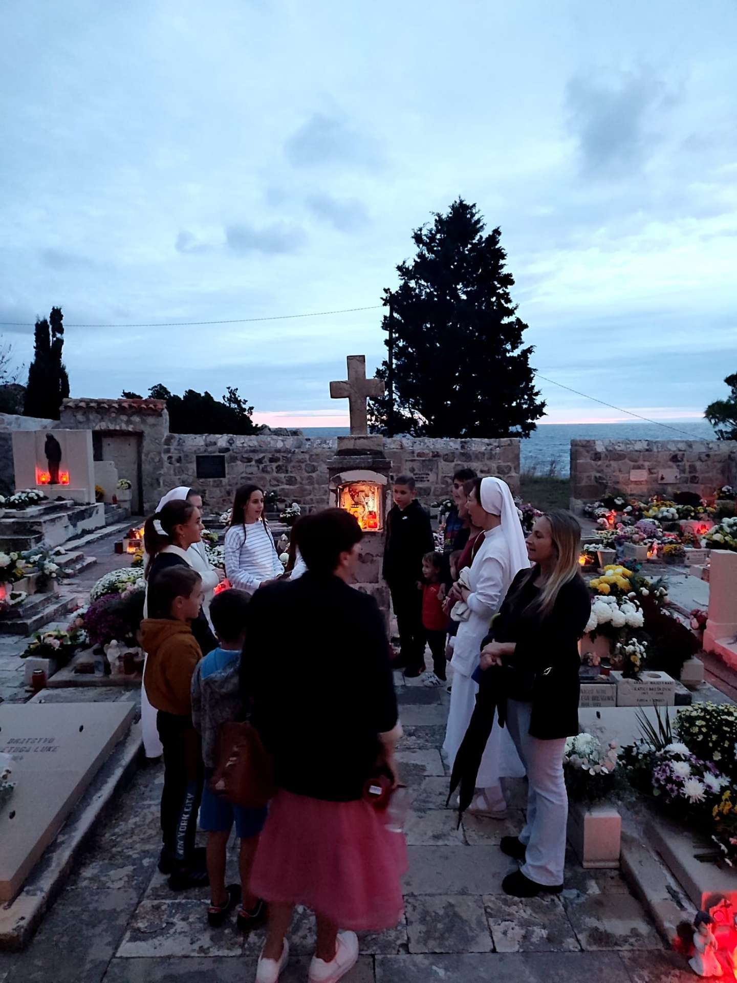 Akcija “Sjetimo se” na Dančama: Djeca i redovnice okitili grobove i pomolili se za pokojne