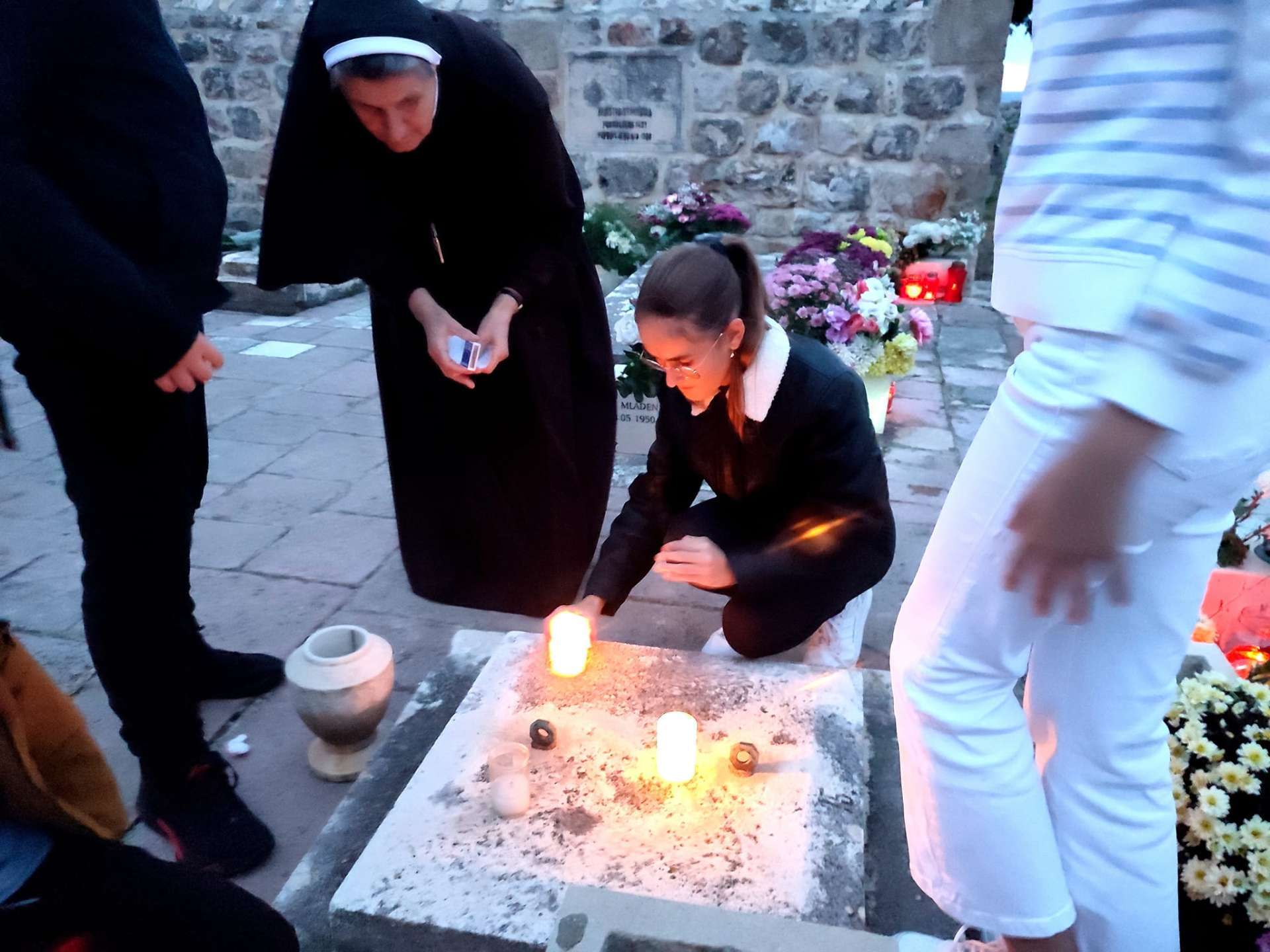 Akcija “Sjetimo se” na Dančama: Djeca i redovnice okitili grobove i pomolili se za pokojne