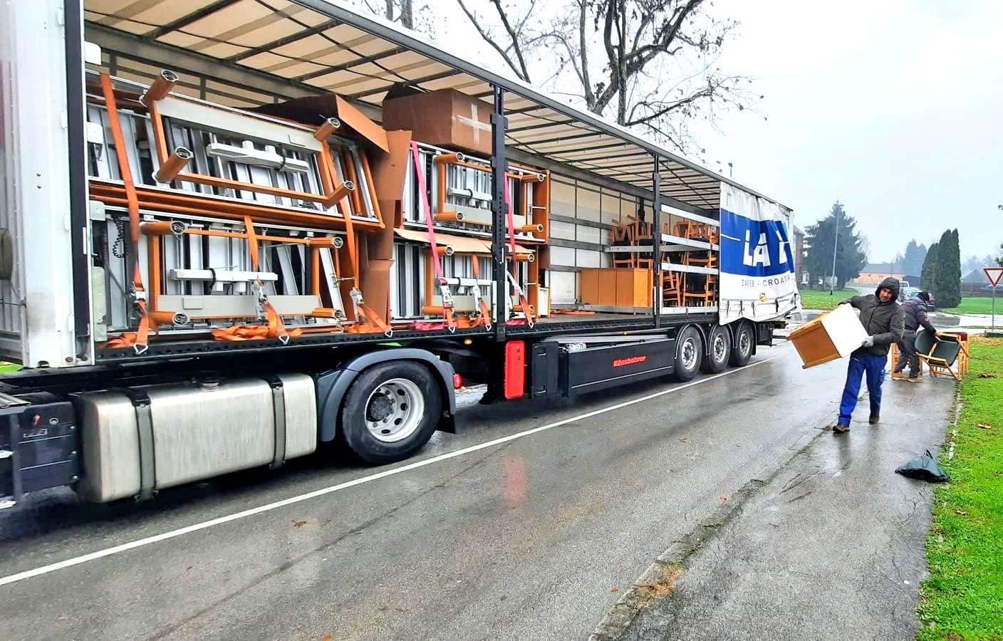 U organizaciji Hrvatskog Caritasa u Hrvatsku stigla tri tegljača s vrijednom donacijom električnih bolesničkih kreveta i namještaja iz Belgije