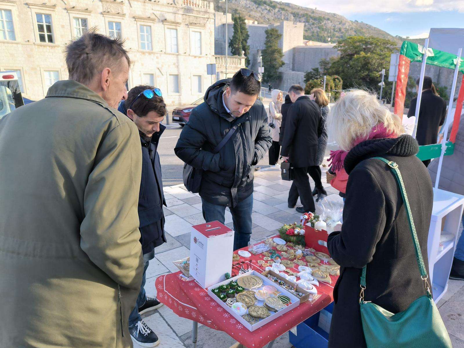 Započela 17. humanitarna akcija "Podijelimo radost Božića"