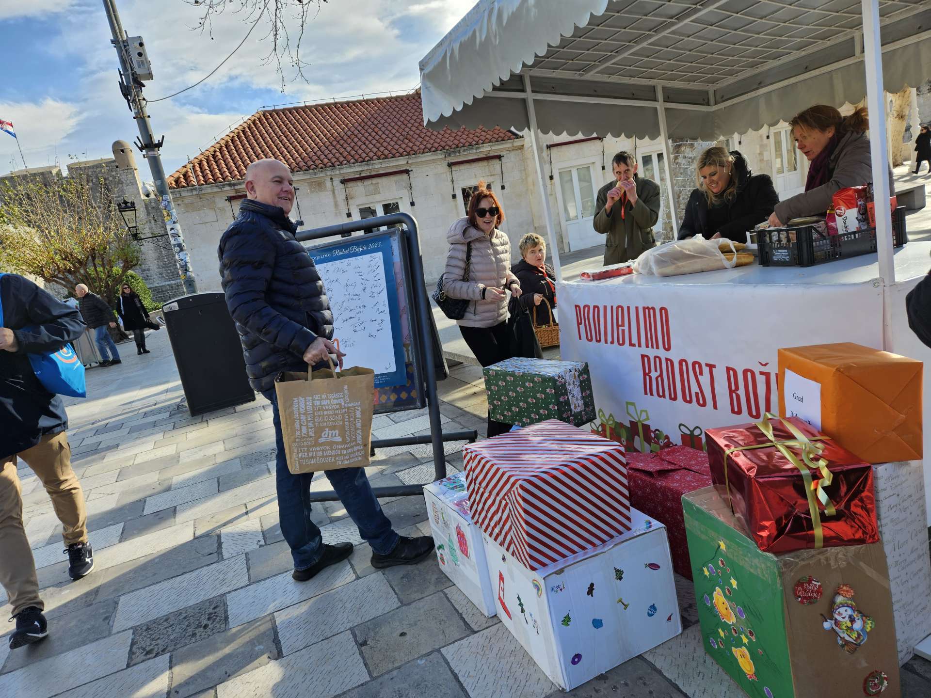 Započela 17. humanitarna akcija "Podijelimo radost Božića"