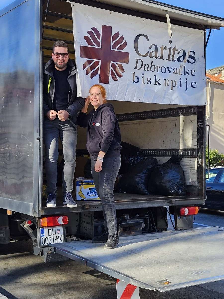 U akciji "Podijelimo radost Božića" prikupljeno 420 paketa za Borovo Naselje