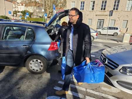 U akciji "Podijelimo radost Božića" prikupljeno 420 paketa za Borovo Naselje