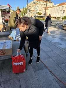 U akciji "Podijelimo radost Božića" prikupljeno 420 paketa za Borovo Naselje
